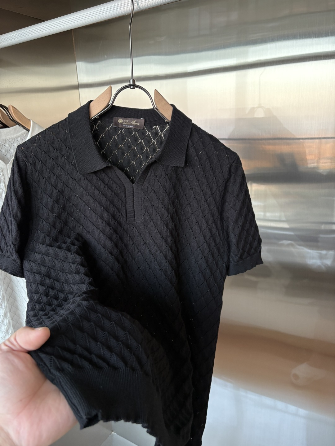 耗时王”菱形提花设计甄选超细优质纱线翻领短袖男士典藏款「耗时王」圆领奢雅工艺，触肤即高阶。• 匠心底蕴：