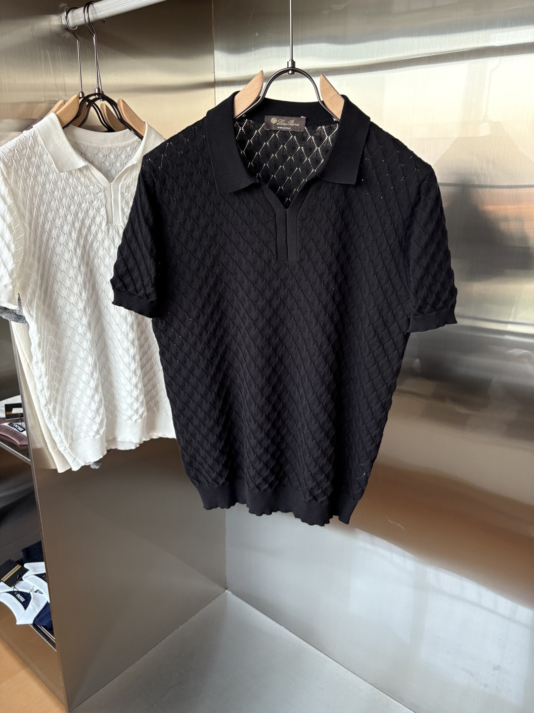 NO:531201,Time-consuming King' diamond jacquard design selects ultra-fine high-quality yarn lapel short-sleeved men's collection 'Time-consuming King' round neck and elegant craftsmanship, which is high-end when touching the skin. Craftsmanship and diamond hollow jacquard are carved with three-dimensional diamond jacquard that takes months to carve, woven architectural aesthetic texture between warp and weft, and the light and shadow penetrate, showing low-key luxury when light and shadow penetrate, and every move shows low-key luxury. Classic grid lapel short-sleeved design Simple lapel outlines neat lines, short-sleeved cut adapts to multiple scenes - layered suits during business meetings show elegance, casual wear reveals gentleman's taste, and the collection style never fades. The ultimate quality testimony of details Precision turning ensures that the seams are flat, the bone position is reinforced and durable without deformation; the neckline threads have been washed and tested, and they are still as crisp as new as they wear for a long time, and every detail is a testimony of 'time-consuming'. Code M-3XL001  020, T-shirt,business suit,alexander wang19860909耗时王”菱形提花设计甄选超细优质纱线翻领短袖男士典藏款「耗时王」圆领奢雅工艺,触肤即高阶. 匠心底蕴菱形镂空提花 耗时数月雕琢的立体菱形提花,经纬间织就建筑美学肌理,光影穿透时显隐交错,举手投足尽展低调奢华. 经典型格翻领短袖设计 简约翻领勾勒利落线条,短袖剪裁适配多场景——商务会晤时叠搭西装显儒雅,休闲时光单穿流露绅士品味,典藏款型永不褪色. 细节至臻品质见证 精密车工确保接缝平整,骨位加固耐穿不变形；领口螺纹经水洗测试,久穿仍挺括如新,每一处细节皆为「耗时」证言. 码数M-3XL001 020,,T-shirt,business suit,alexander wang,Men's clothing