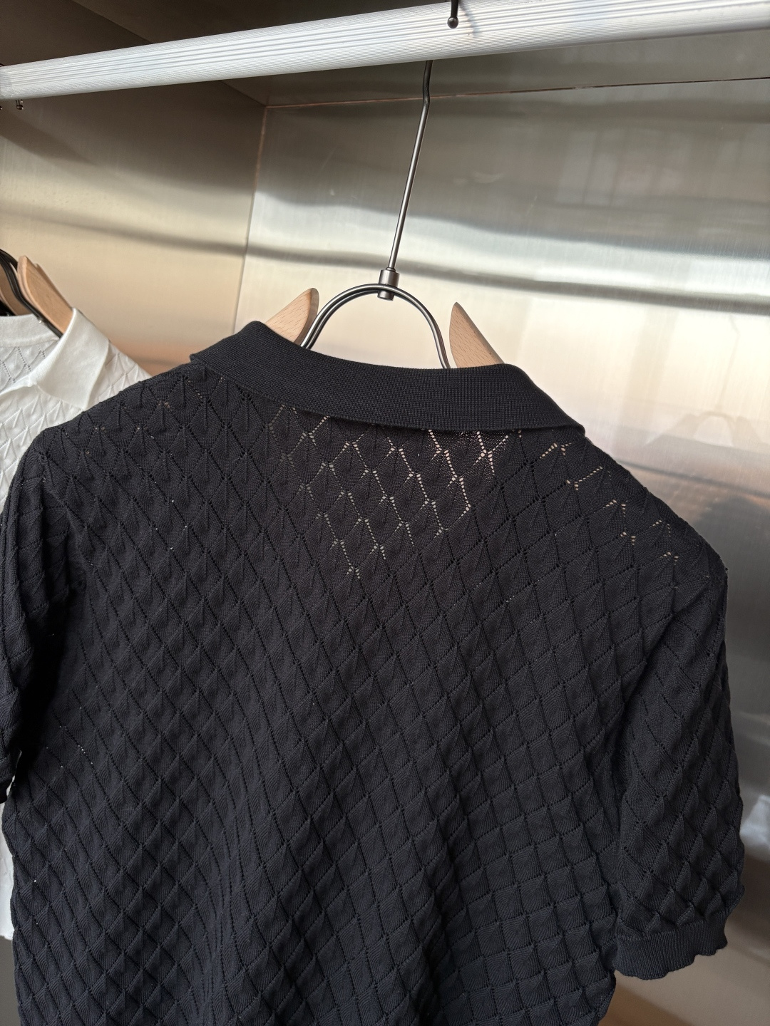 耗时王”菱形提花设计甄选超细优质纱线翻领短袖男士典藏款「耗时王」圆领奢雅工艺，触肤即高阶。• 匠心底蕴：