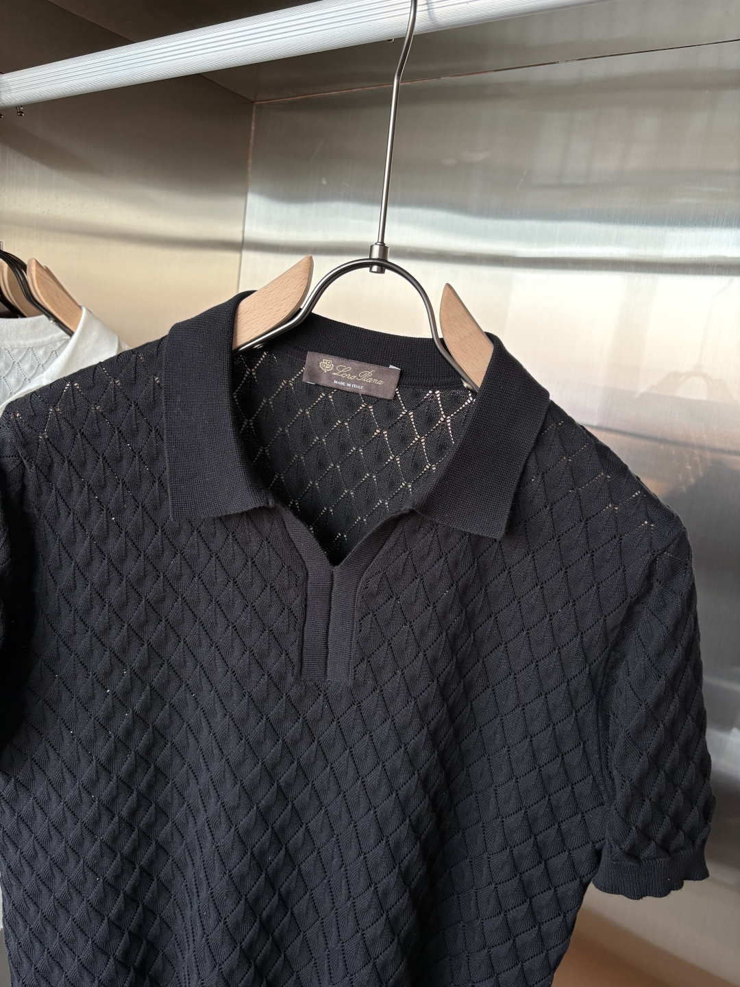 耗时王”菱形提花设计甄选超细优质纱线翻领短袖男士典藏款「耗时王」圆领奢雅工艺，触肤即高阶。• 匠心底蕴：