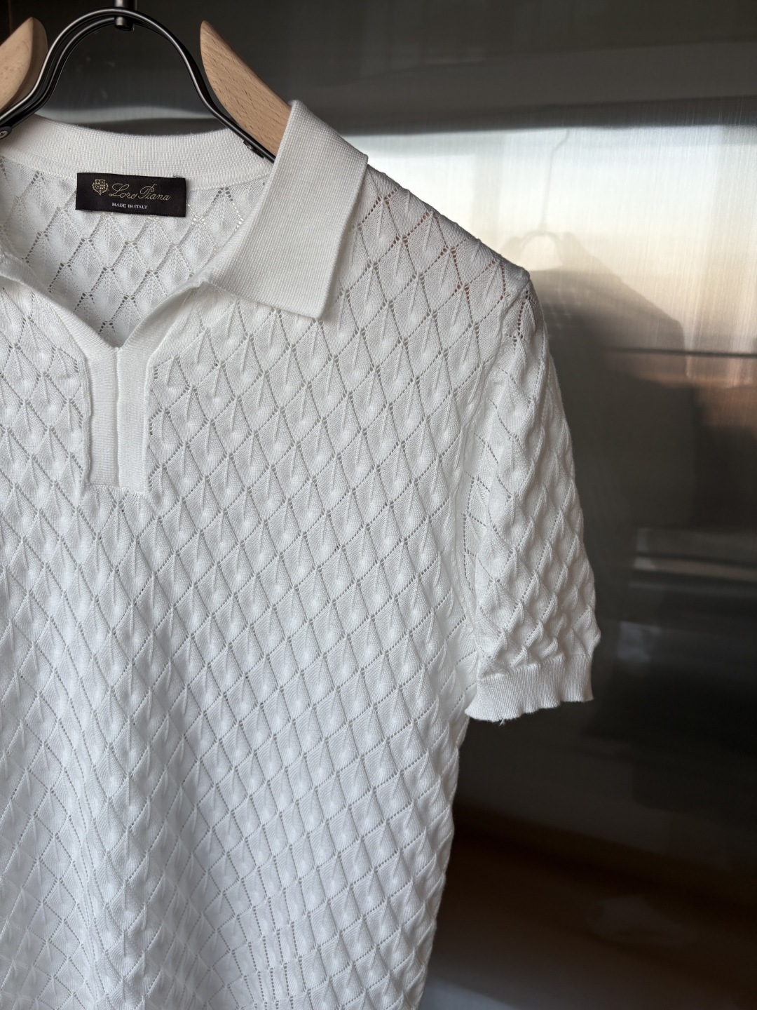 耗时王”菱形提花设计甄选超细优质纱线翻领短袖男士典藏款「耗时王」圆领奢雅工艺，触肤即高阶。• 匠心底蕴：