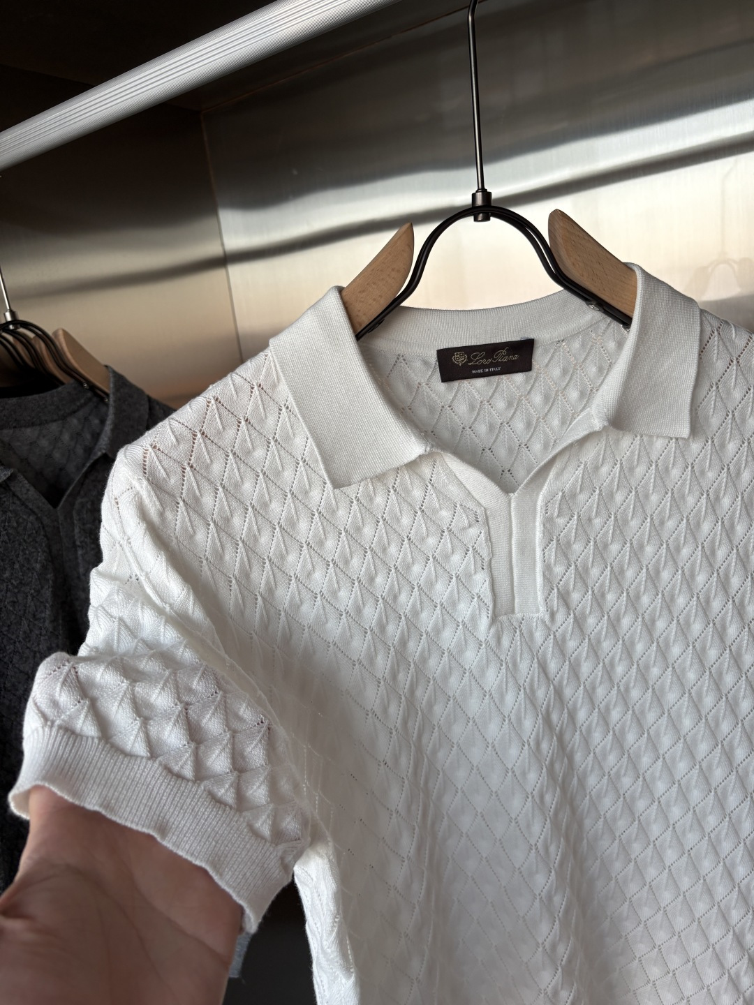 耗时王”菱形提花设计甄选超细优质纱线翻领短袖男士典藏款「耗时王」圆领奢雅工艺，触肤即高阶。• 匠心底蕴：