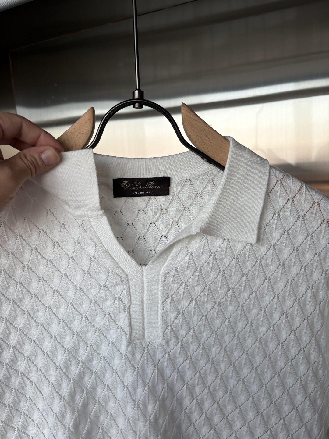 耗时王”菱形提花设计甄选超细优质纱线翻领短袖男士典藏款「耗时王」圆领奢雅工艺，触肤即高阶。• 匠心底蕴：