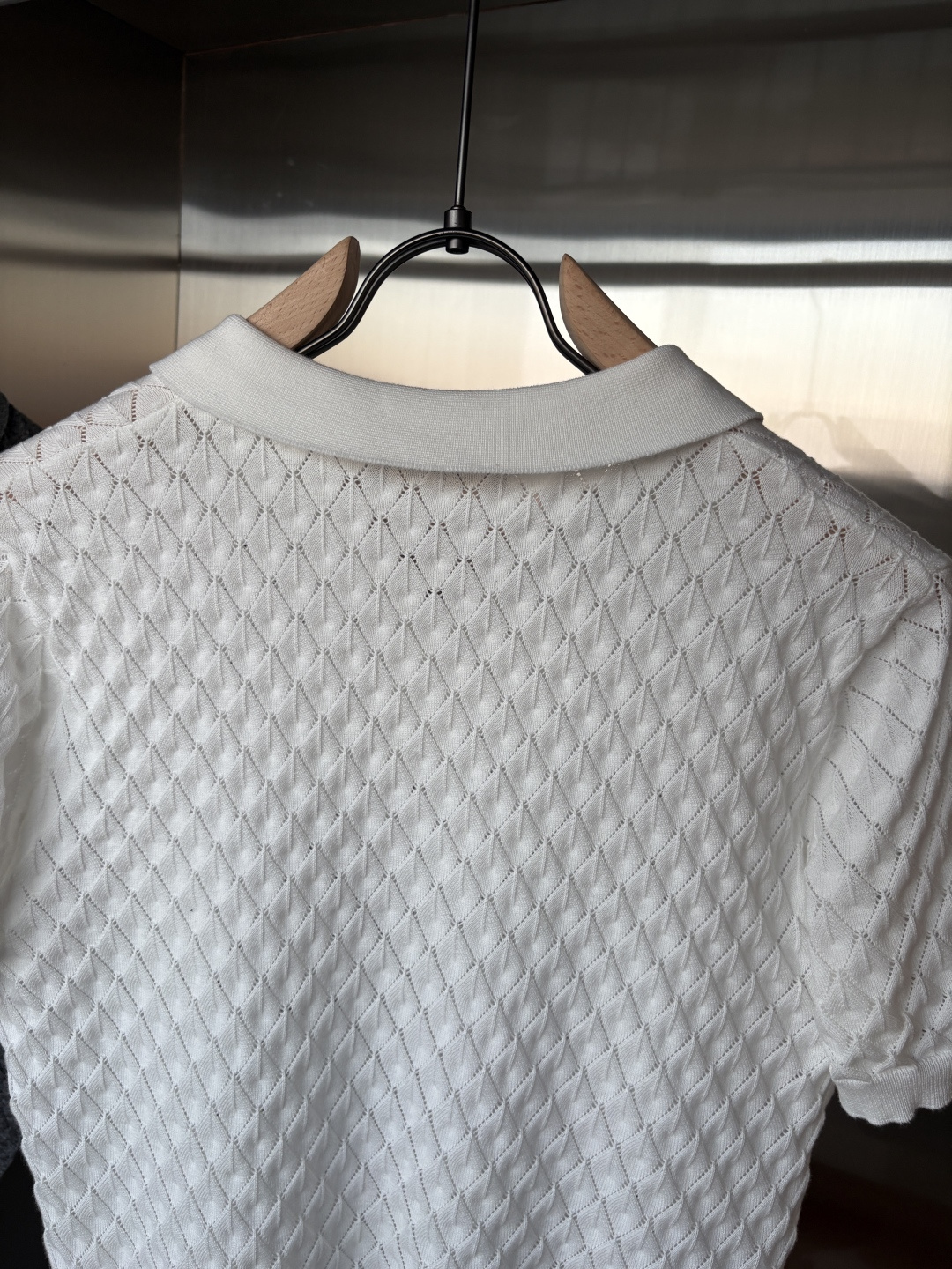 耗时王”菱形提花设计甄选超细优质纱线翻领短袖男士典藏款「耗时王」圆领奢雅工艺，触肤即高阶。• 匠心底蕴：