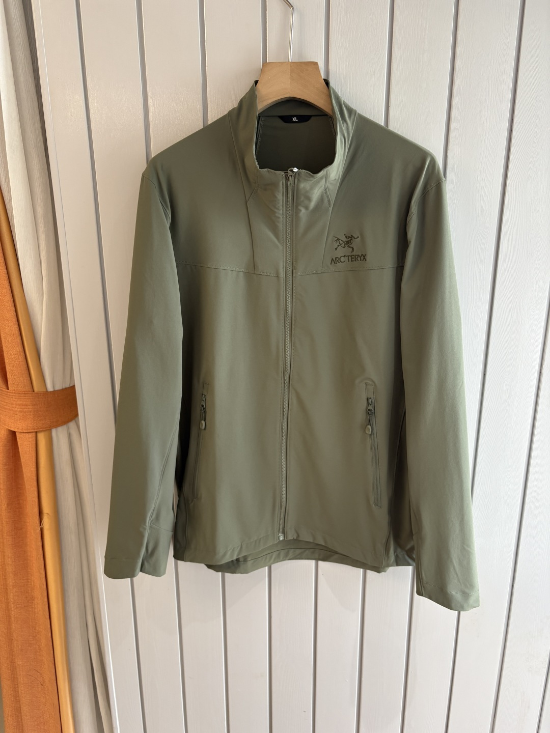 爆款 顶配 Beta SL冲锋衣是一款专为户外探险设计的高性能外套。采用GORE-TEX 面料。具备卓越