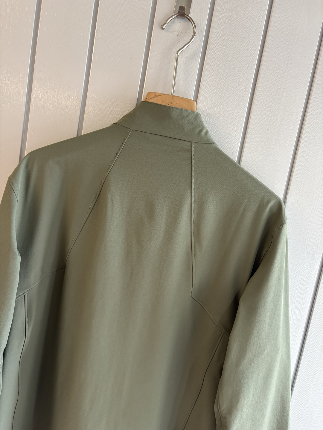 爆款 顶配 Beta SL冲锋衣是一款专为户外探险设计的高性能外套。采用GORE-TEX 面料。具备卓越