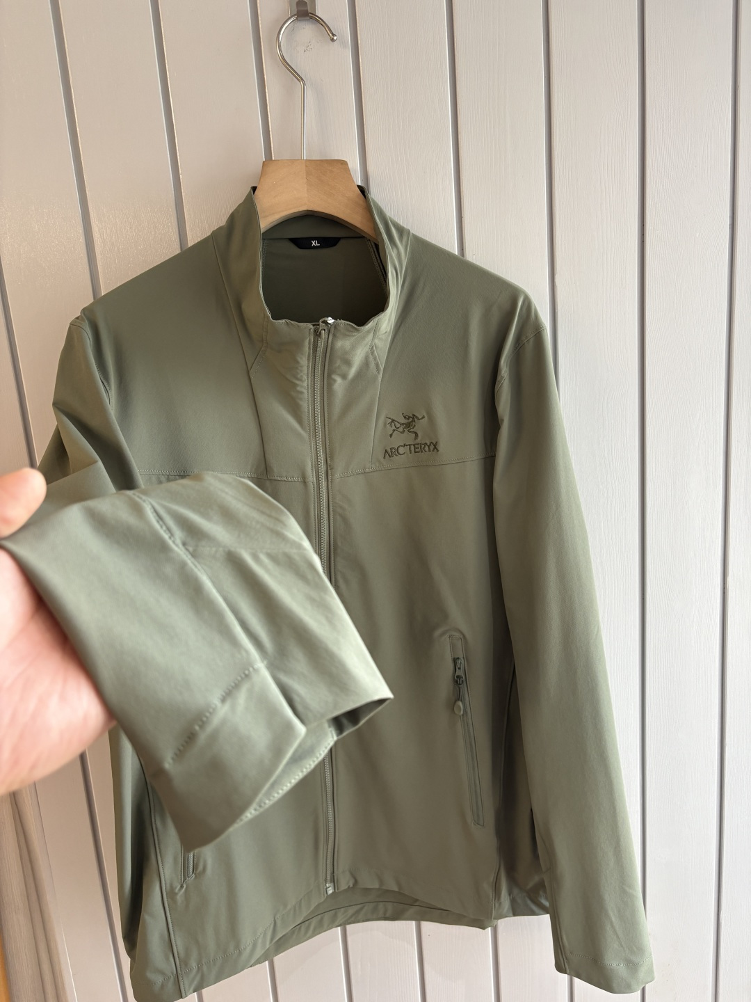 爆款 顶配 Beta SL冲锋衣是一款专为户外探险设计的高性能外套。采用GORE-TEX 面料。具备卓越