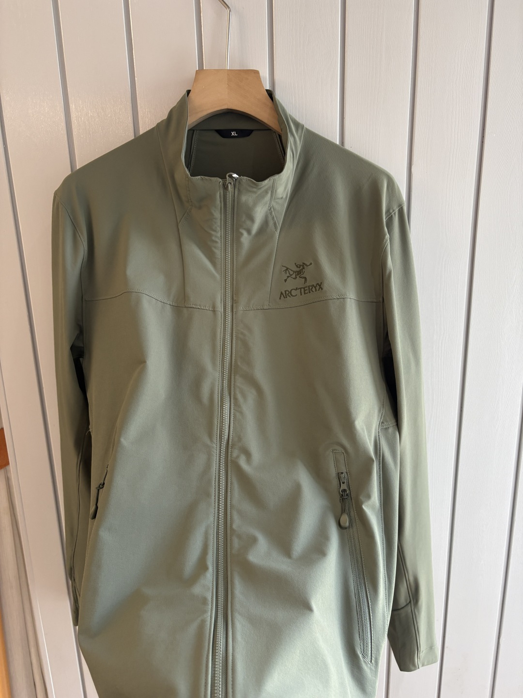 爆款 顶配 Beta SL冲锋衣是一款专为户外探险设计的高性能外套。采用GORE-TEX 面料。具备卓越