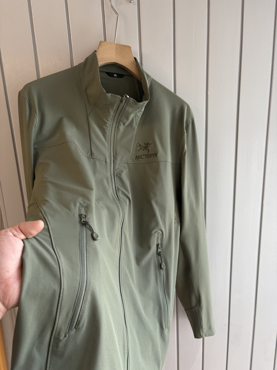 爆款 顶配 Beta SL冲锋衣是一款专为户外探险设计的高性能外套。采用GORE-TEX 面料。具备卓越