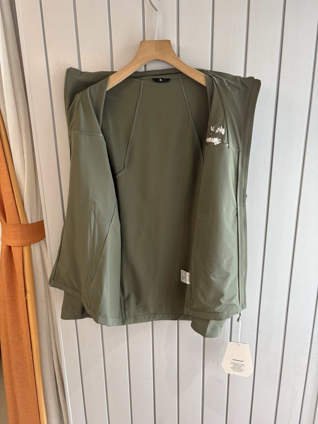 爆款 顶配 Beta SL冲锋衣是一款专为户外探险设计的高性能外套。采用GORE-TEX 面料。具备卓越