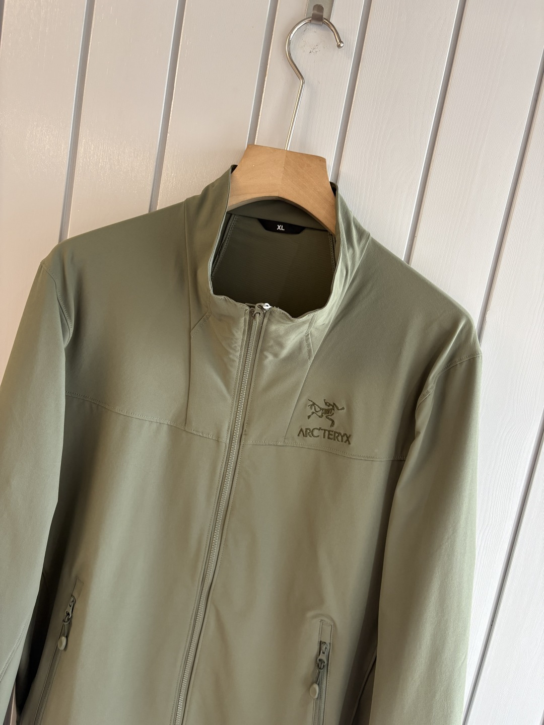 爆款 顶配 Beta SL冲锋衣是一款专为户外探险设计的高性能外套。采用GORE-TEX 面料。具备卓越