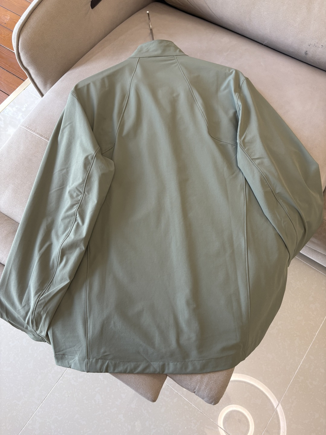 爆款 顶配 Beta SL冲锋衣是一款专为户外探险设计的高性能外套。采用GORE-TEX 面料。具备卓越