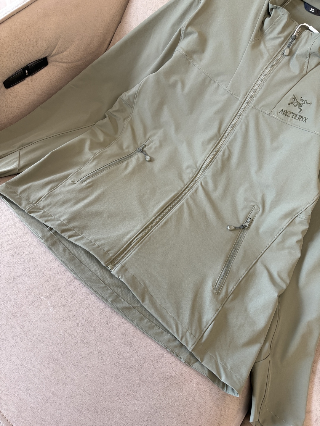 爆款 顶配 Beta SL冲锋衣是一款专为户外探险设计的高性能外套。采用GORE-TEX 面料。具备卓越