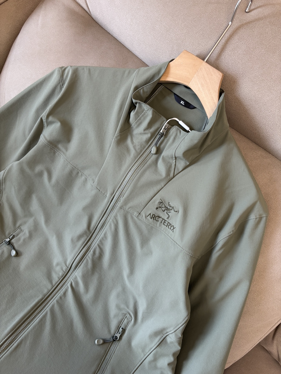 爆款 顶配 Beta SL冲锋衣是一款专为户外探险设计的高性能外套。采用GORE-TEX 面料。具备卓越