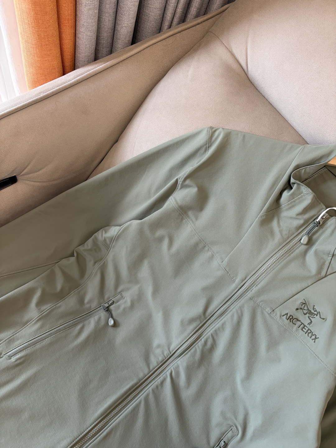 爆款 顶配 Beta SL冲锋衣是一款专为户外探险设计的高性能外套。采用GORE-TEX 面料。具备卓越