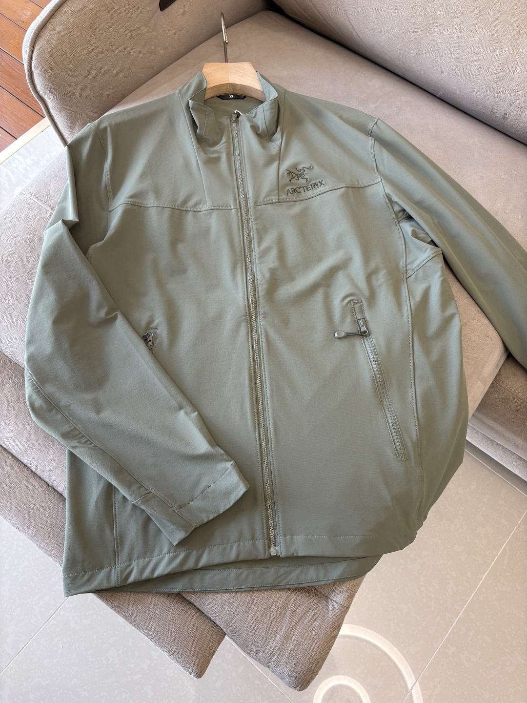 爆款 顶配 Beta SL冲锋衣是一款专为户外探险设计的高性能外套。采用GORE-TEX 面料。具备卓越