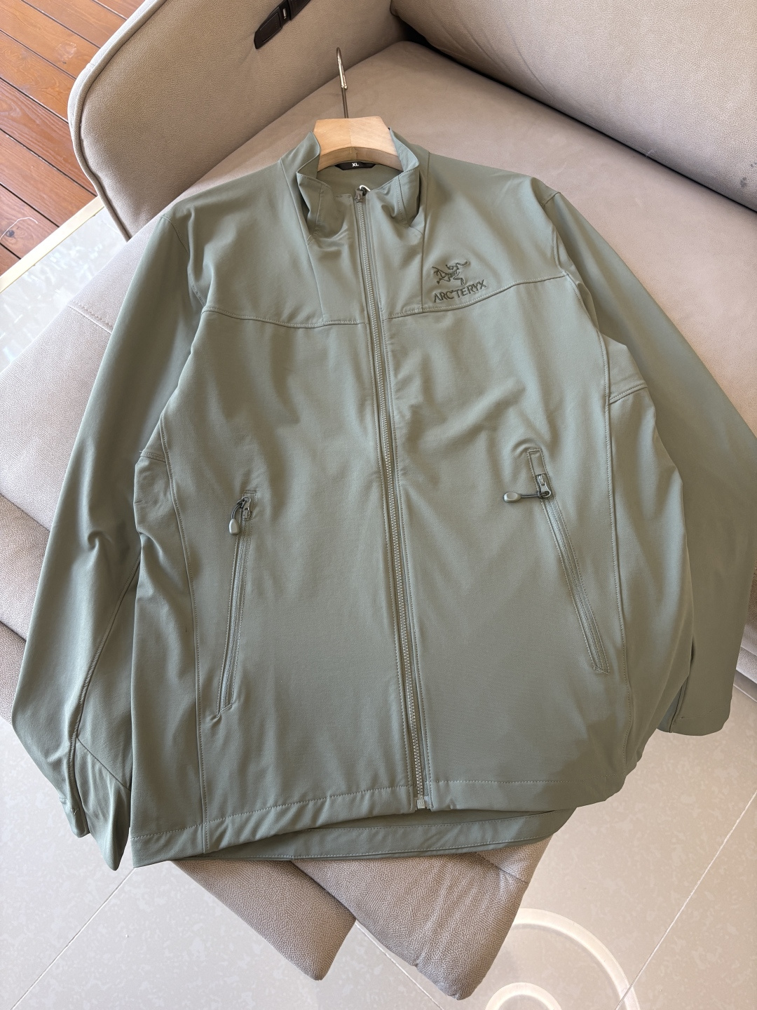 爆款 顶配 Beta SL冲锋衣是一款专为户外探险设计的高性能外套。采用GORE-TEX 面料。具备卓越