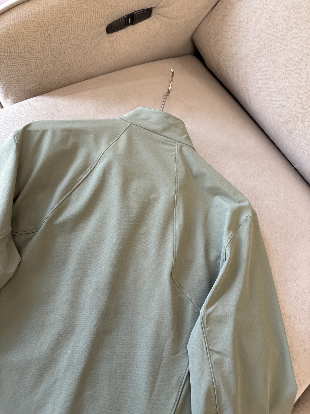 爆款 顶配 Beta SL冲锋衣是一款专为户外探险设计的高性能外套。采用GORE-TEX 面料。具备卓越