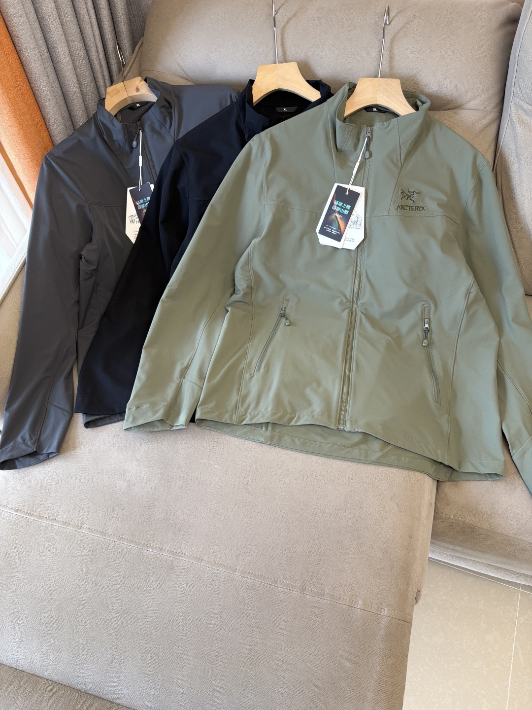 NO:531202,Top-up Beta SL jacket is a high-performance jacket designed for outdoor adventure. It is made of GORE-TEX fabric. It has excellent waterproof and breathable properties to ensure that it remains dry and comfortable in bad weather. Its high-quality design makes it easy to carry and is ideal for long-term hiking and traveling. The new Beta SL color is not only fashionable and eye-catching, but also increases visibility during outdoor activities and improves safety. The unique StormHood hood design provides comprehensive head protection without affecting the field of view. The underarm zipper design enhances breathability and prevents overheating. Whether it is mountaineering, hiking or daily commuting, the Archaeoptera Beta SL Sequoia jacket is an indispensable choice for you. Color black; green; gray Size M-3XL, arc'teryx, jackets &  coats, hats, alexander wang19860909爆款 顶配 Beta SL冲锋衣是一款专为户外探险设计的高性能外套. 采用GORE-TEX 面料. 具备卓越的防水透气性能,确保在恶劣天气下依然保持干爽舒适. 其高质量设计使其便于携带,非常适合长时间的徒步和旅行. Beta SL新色不仅时尚亮眼,还增加了户外活动中的可见性,提升安全性.独特的 StormHood帽兜设计,提供全面的头部保护,同时不影响视野. 腋下拉链设计增强了透气性,防止过热.无论是登山、徒步还是日常通勤,始祖鸟Beta SL红杉色冲锋衣都是您不可或缺的理想选择. 颜色黑色；绿色；灰色 尺码M-3XL,arc'teryx,jackets & coats,hats,alexander wang,Men's clothing