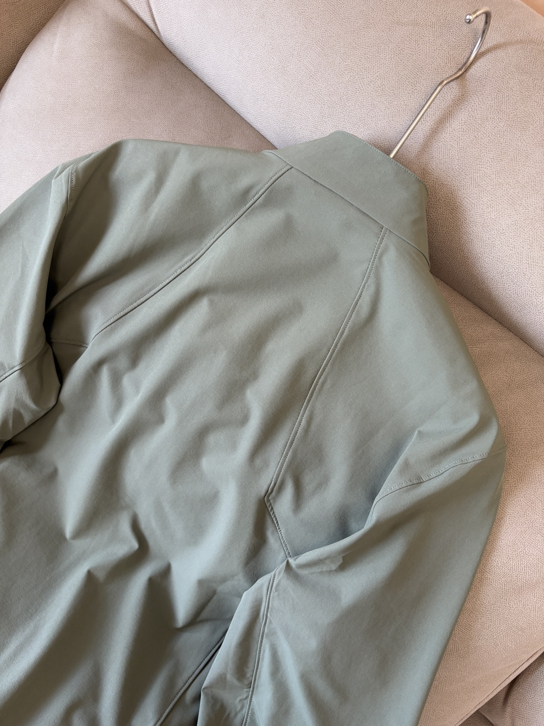 爆款 顶配 Beta SL冲锋衣是一款专为户外探险设计的高性能外套。采用GORE-TEX 面料。具备卓越