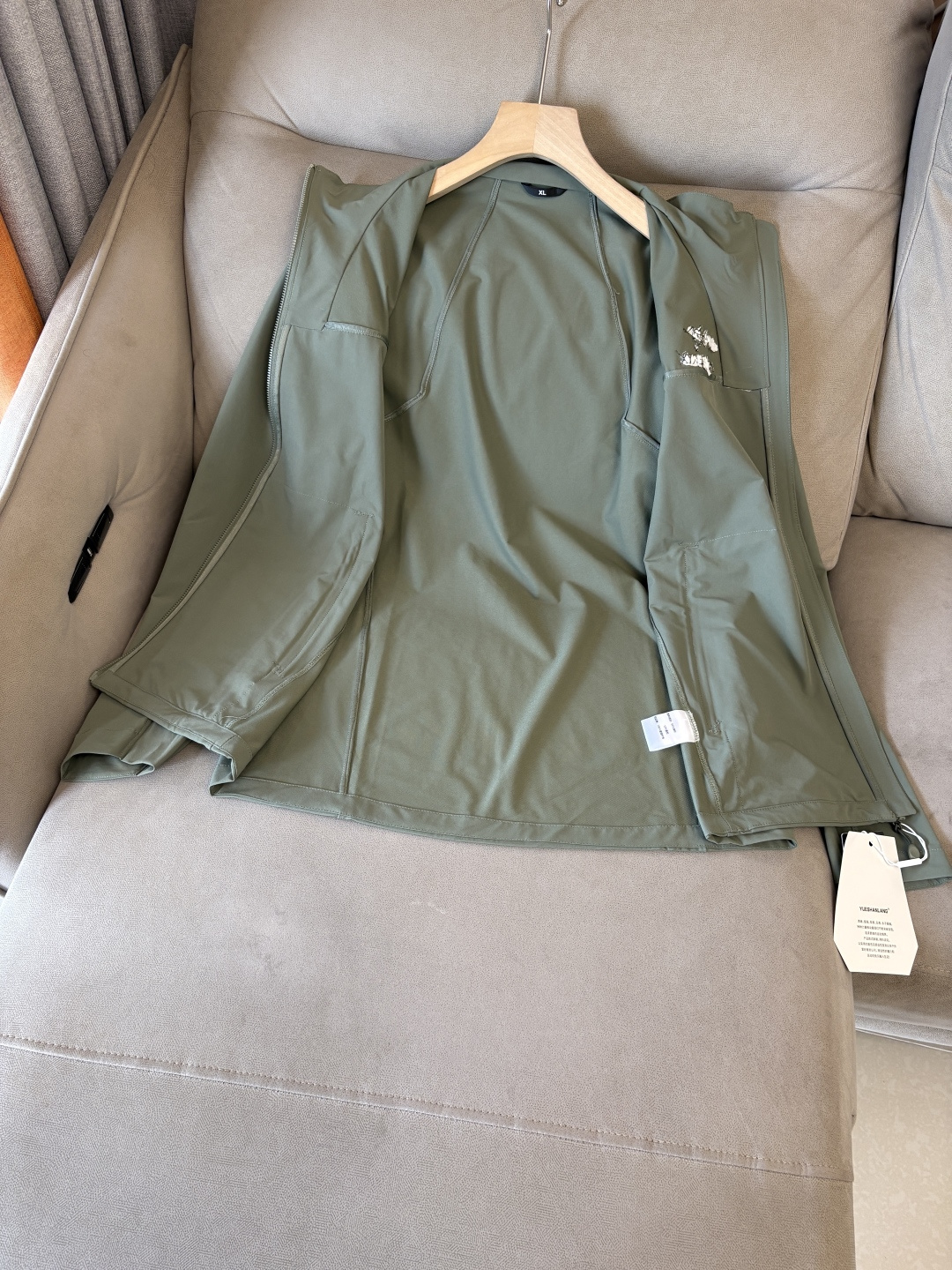 爆款 顶配 Beta SL冲锋衣是一款专为户外探险设计的高性能外套。采用GORE-TEX 面料。具备卓越