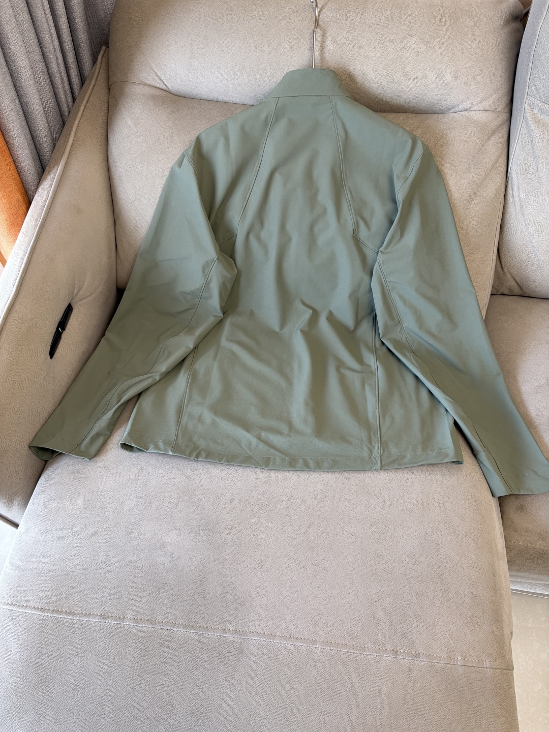 爆款 顶配 Beta SL冲锋衣是一款专为户外探险设计的高性能外套。采用GORE-TEX 面料。具备卓越