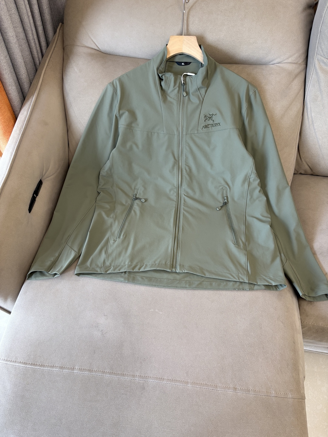 爆款 顶配 Beta SL冲锋衣是一款专为户外探险设计的高性能外套。采用GORE-TEX 面料。具备卓越