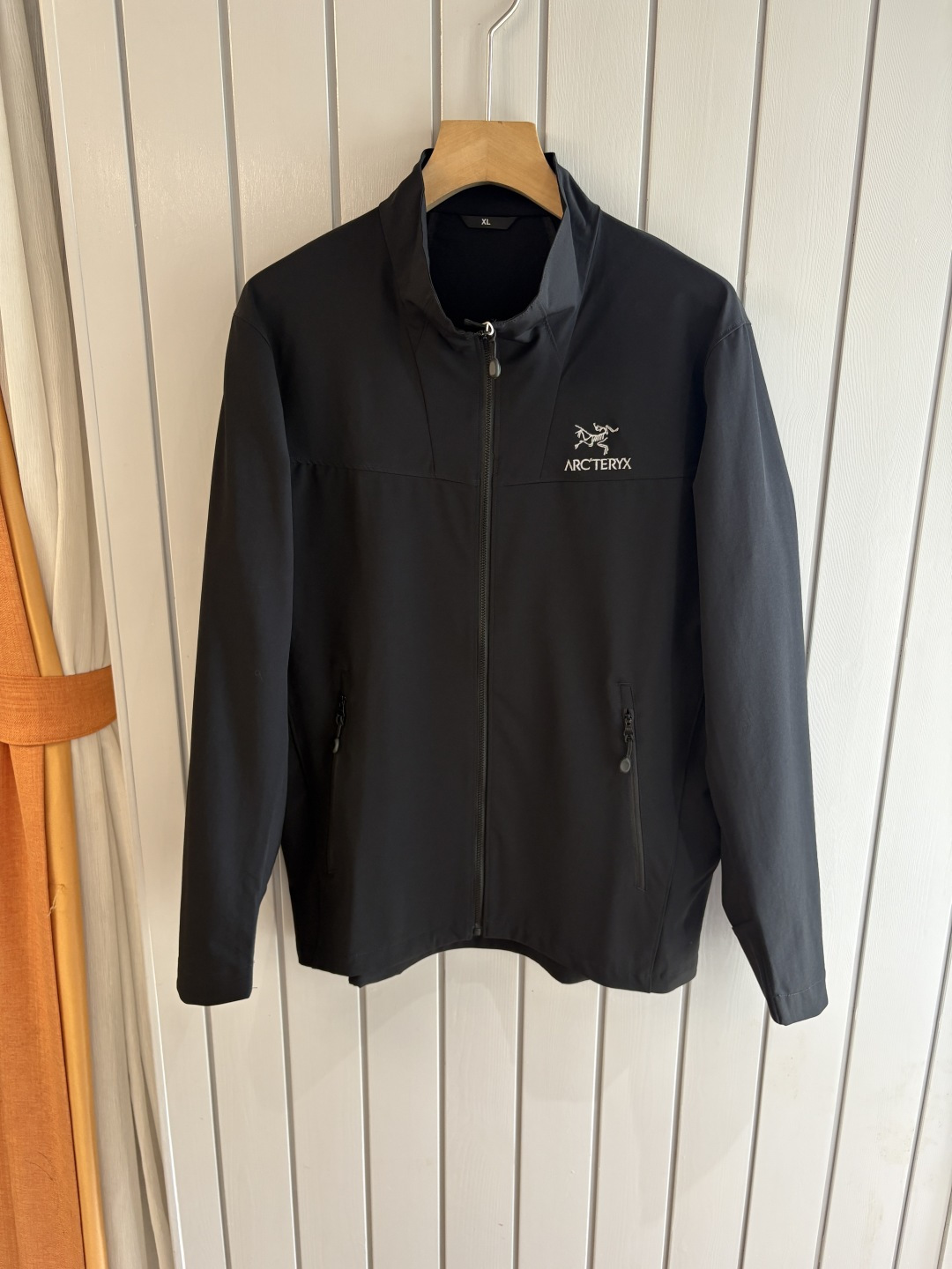 爆款 顶配 Beta SL冲锋衣是一款专为户外探险设计的高性能外套。采用GORE-TEX 面料。具备卓越