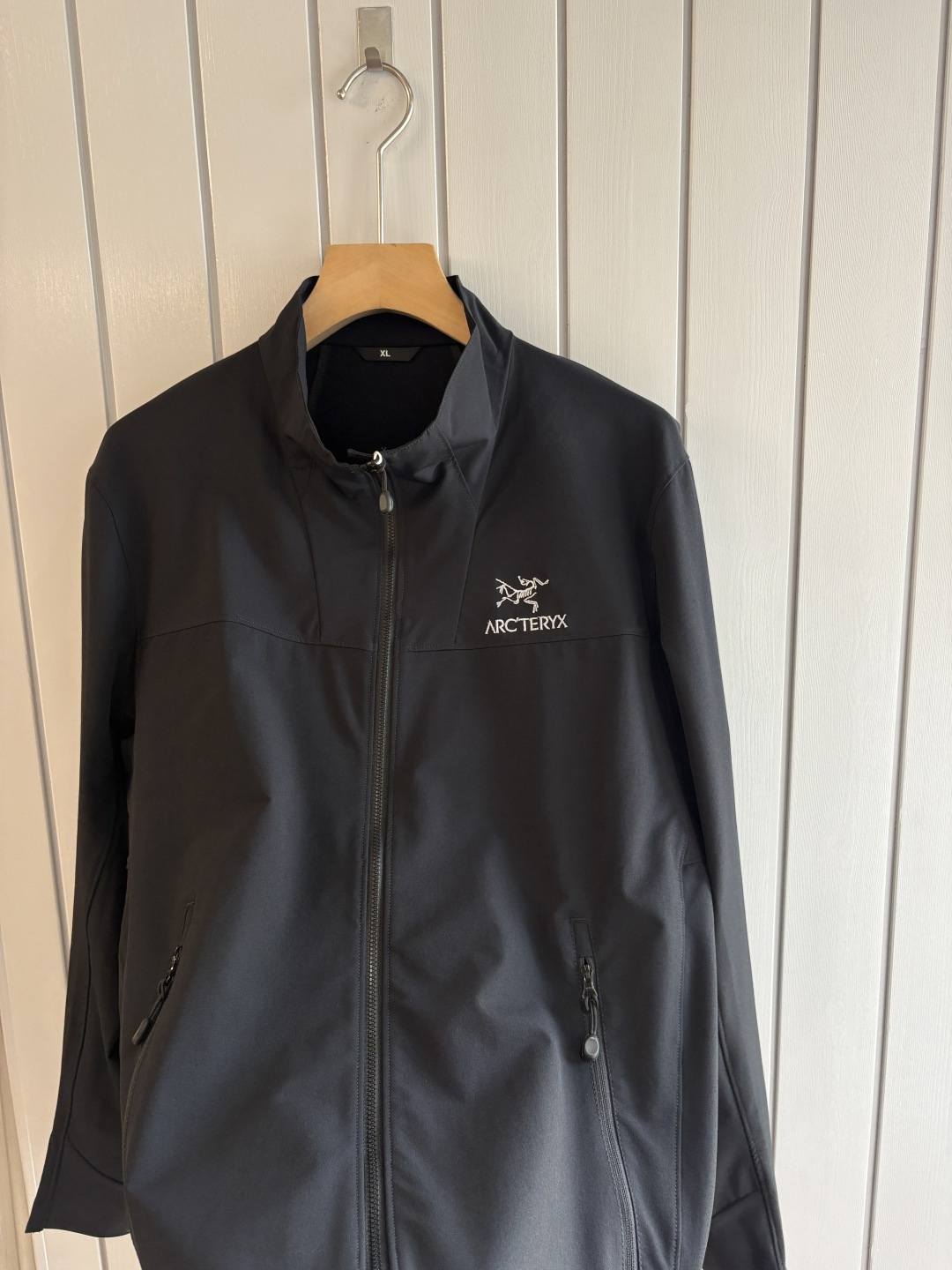 爆款 顶配 Beta SL冲锋衣是一款专为户外探险设计的高性能外套。采用GORE-TEX 面料。具备卓越