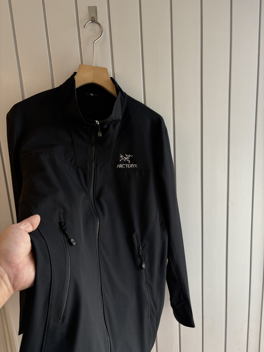 爆款 顶配 Beta SL冲锋衣是一款专为户外探险设计的高性能外套。采用GORE-TEX 面料。具备卓越