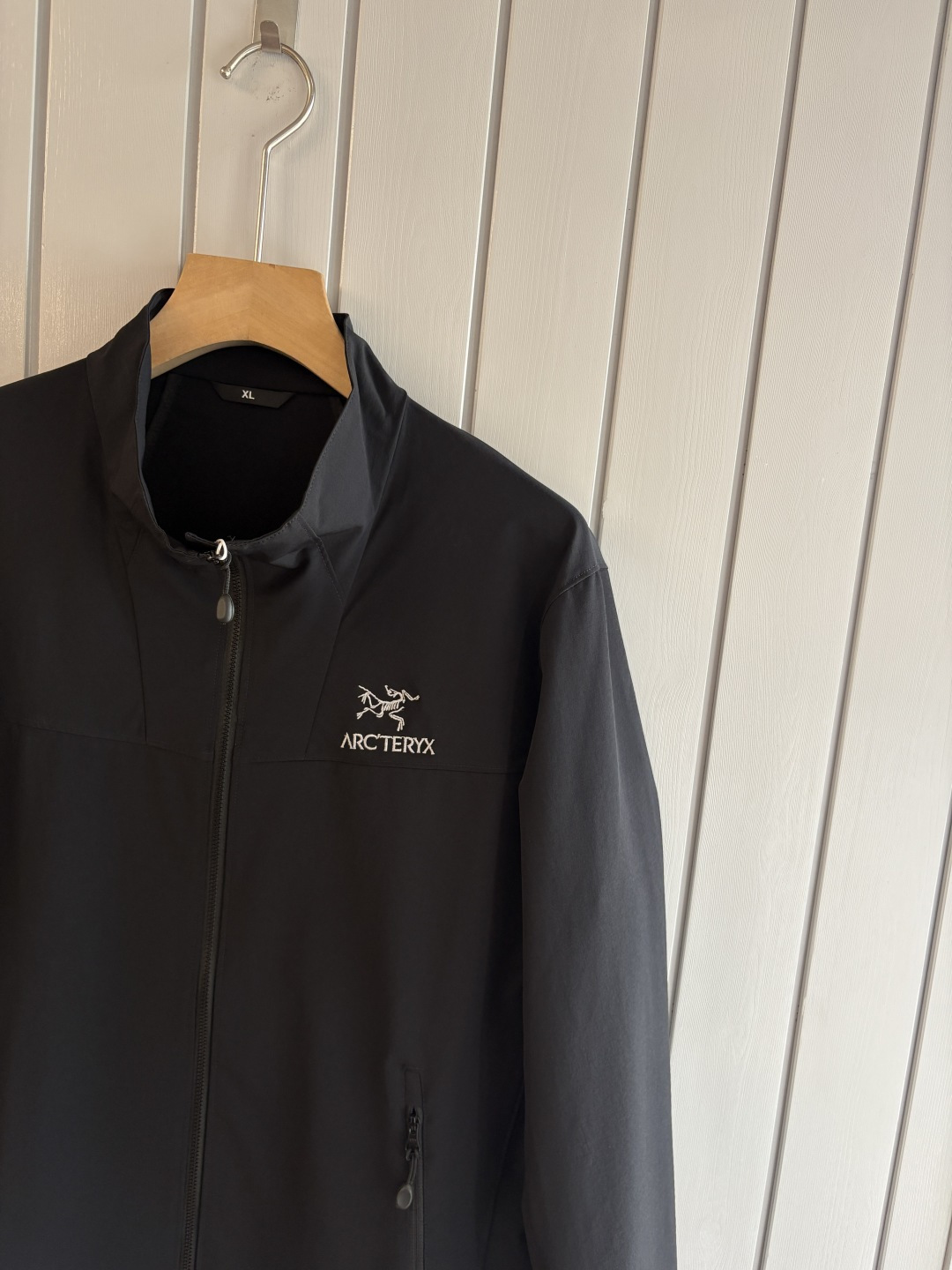 爆款 顶配 Beta SL冲锋衣是一款专为户外探险设计的高性能外套。采用GORE-TEX 面料。具备卓越