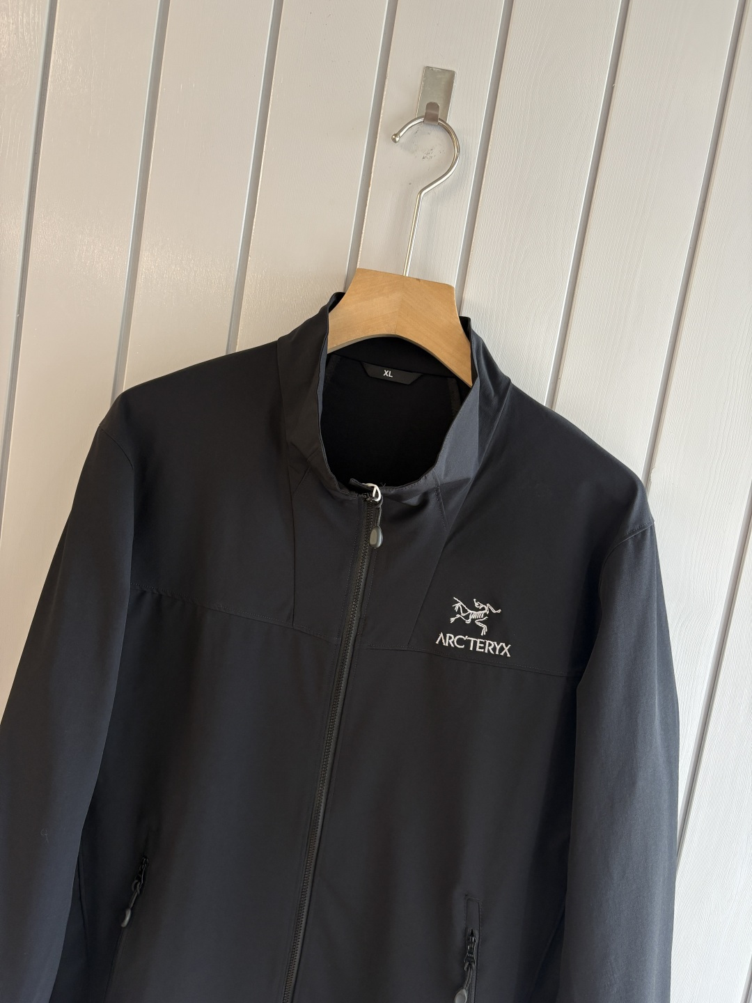 爆款 顶配 Beta SL冲锋衣是一款专为户外探险设计的高性能外套。采用GORE-TEX 面料。具备卓越