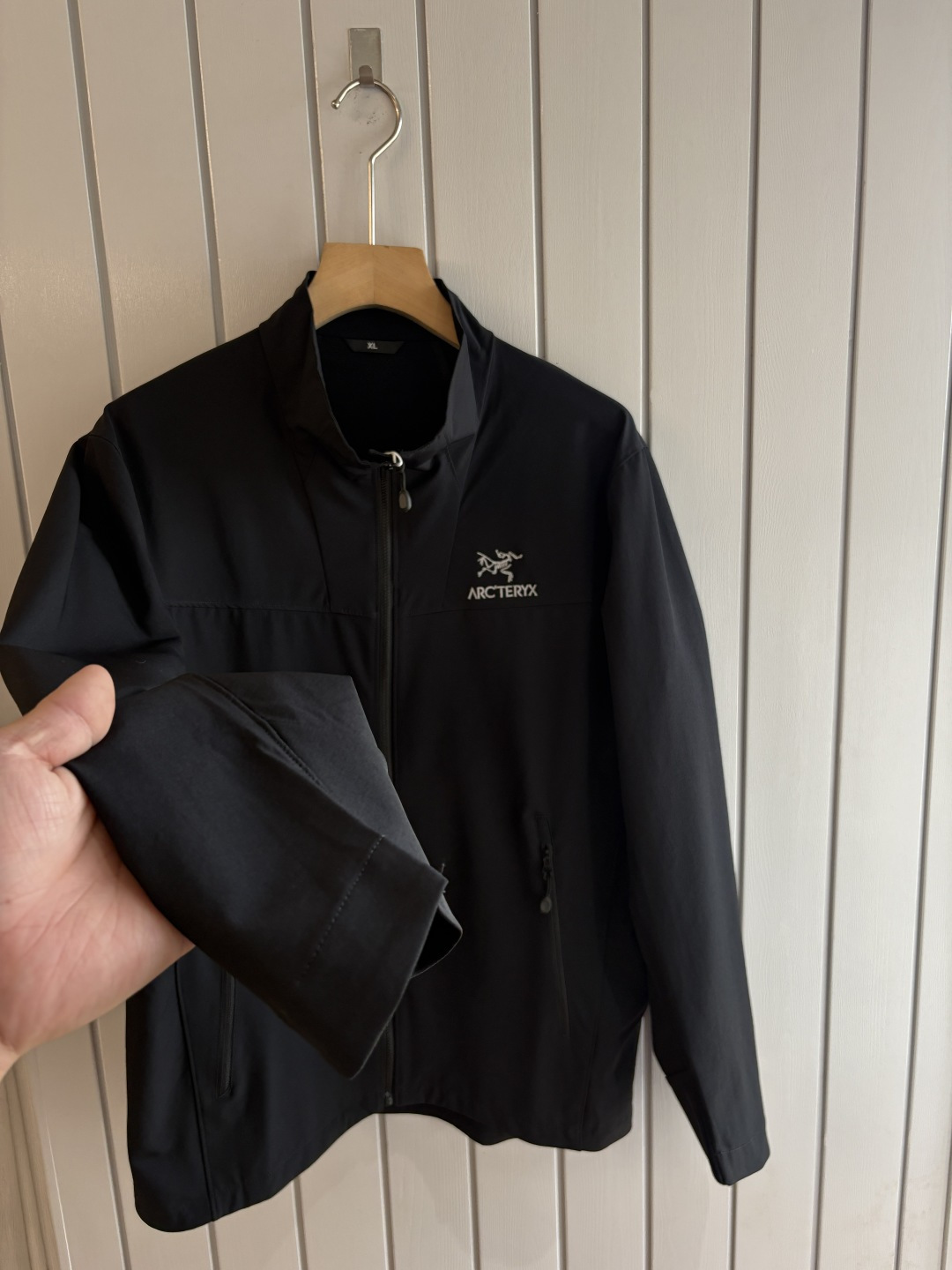 爆款 顶配 Beta SL冲锋衣是一款专为户外探险设计的高性能外套。采用GORE-TEX 面料。具备卓越