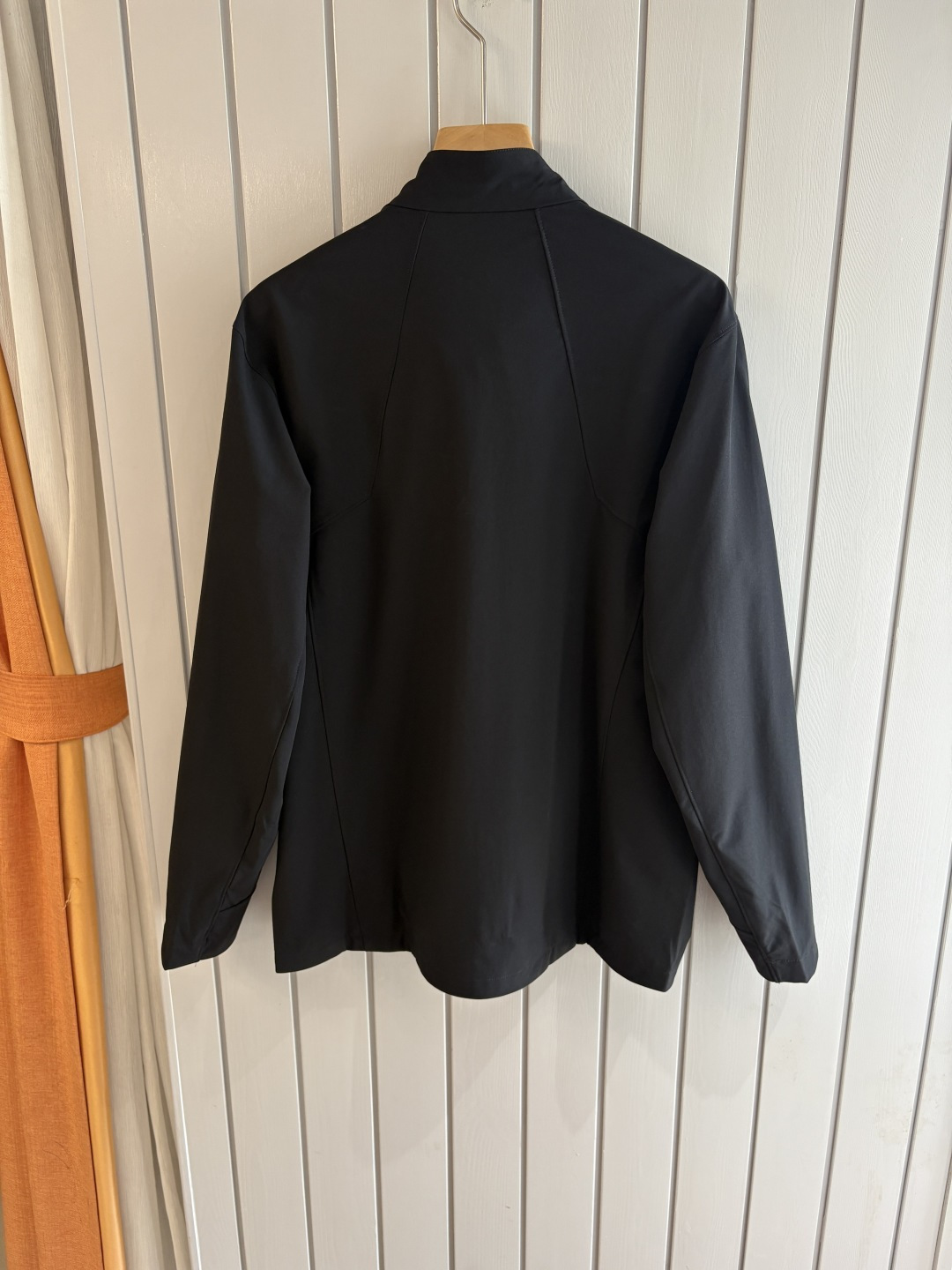 爆款 顶配 Beta SL冲锋衣是一款专为户外探险设计的高性能外套。采用GORE-TEX 面料。具备卓越