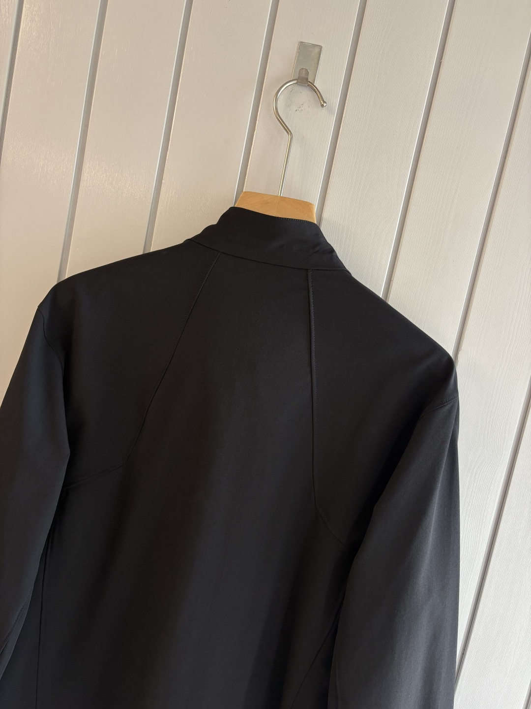 爆款 顶配 Beta SL冲锋衣是一款专为户外探险设计的高性能外套。采用GORE-TEX 面料。具备卓越