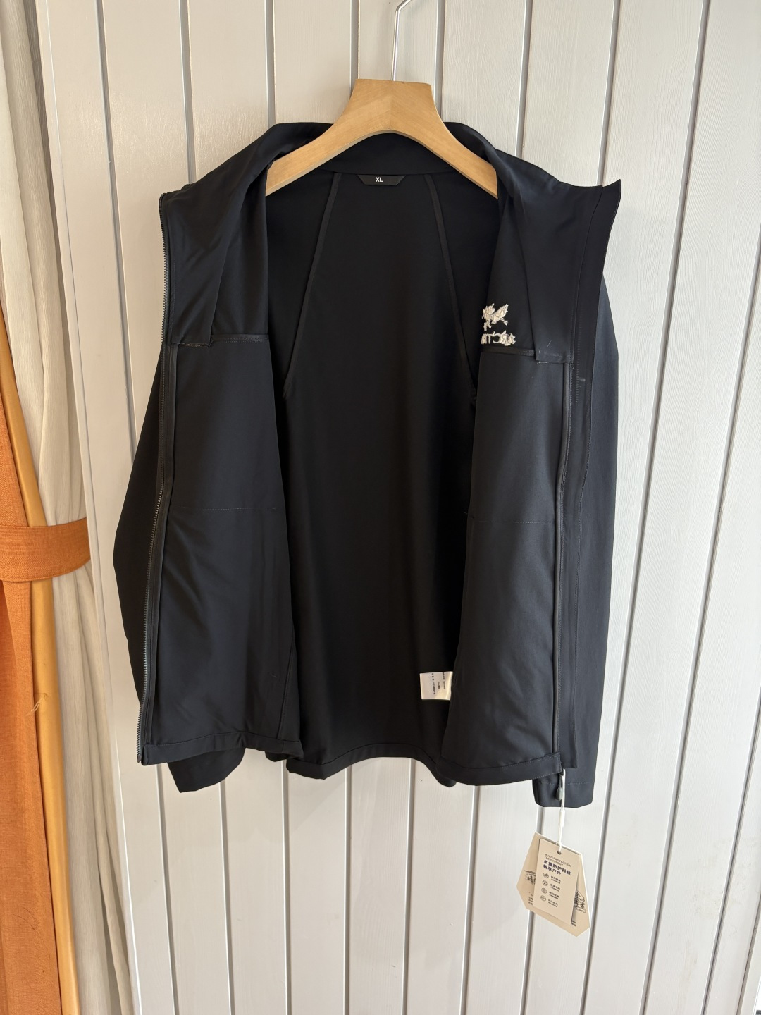 爆款 顶配 Beta SL冲锋衣是一款专为户外探险设计的高性能外套。采用GORE-TEX 面料。具备卓越