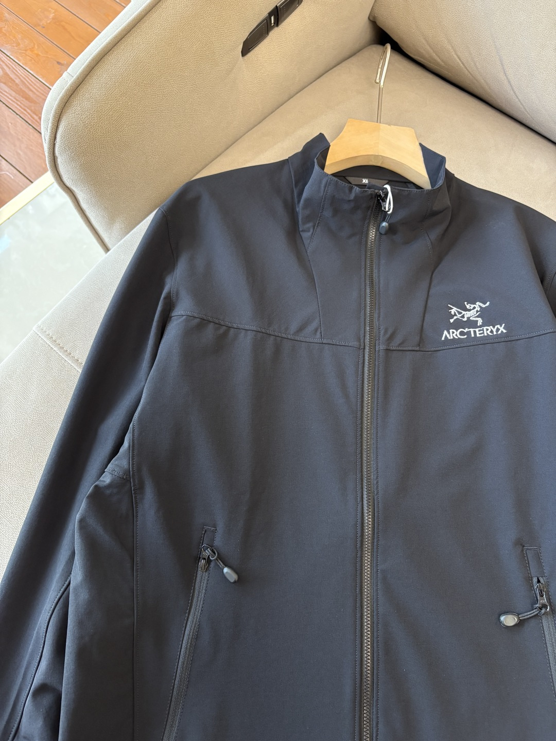 爆款 顶配 Beta SL冲锋衣是一款专为户外探险设计的高性能外套。采用GORE-TEX 面料。具备卓越