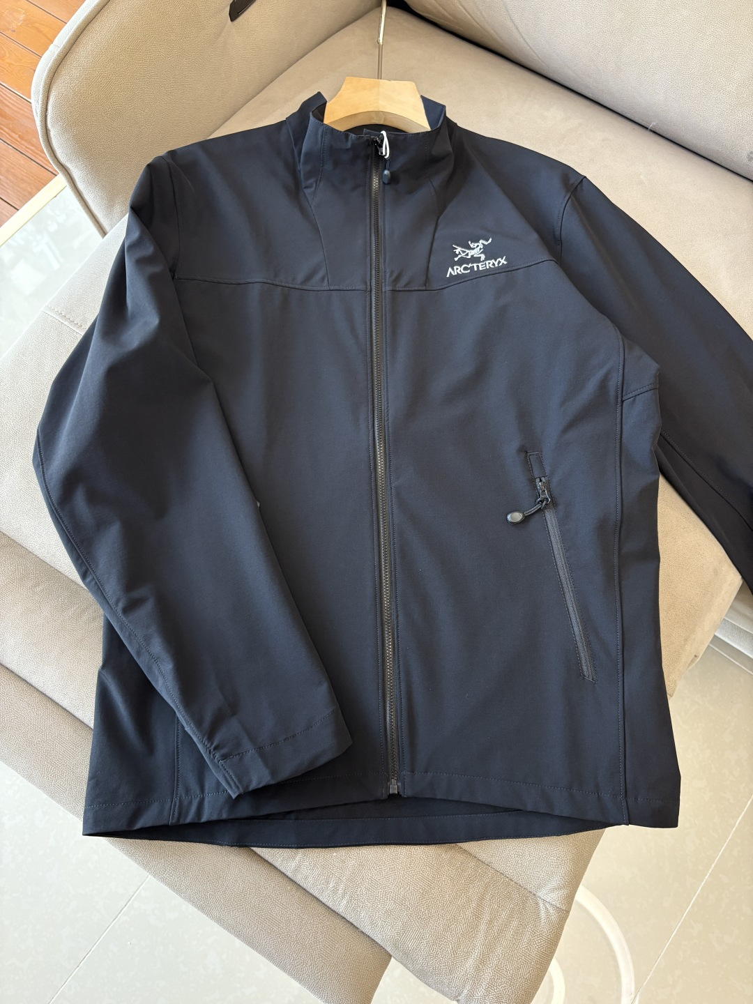 爆款 顶配 Beta SL冲锋衣是一款专为户外探险设计的高性能外套。采用GORE-TEX 面料。具备卓越