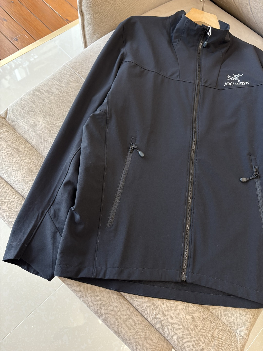 爆款 顶配 Beta SL冲锋衣是一款专为户外探险设计的高性能外套。采用GORE-TEX 面料。具备卓越