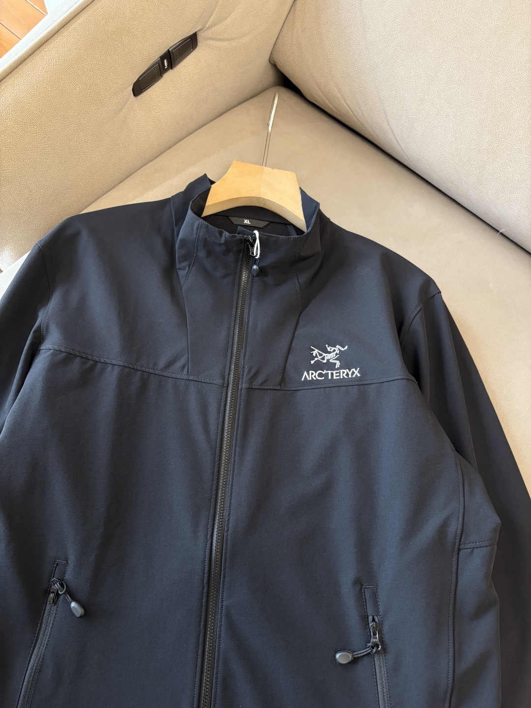 爆款 顶配 Beta SL冲锋衣是一款专为户外探险设计的高性能外套。采用GORE-TEX 面料。具备卓越