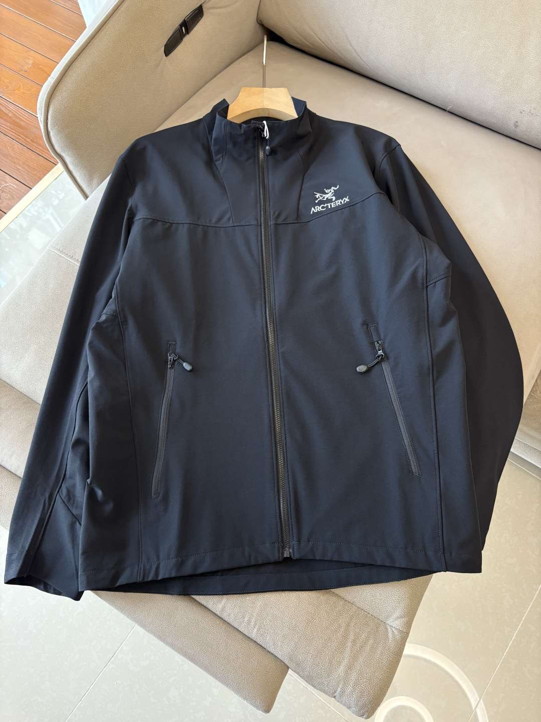 爆款 顶配 Beta SL冲锋衣是一款专为户外探险设计的高性能外套。采用GORE-TEX 面料。具备卓越