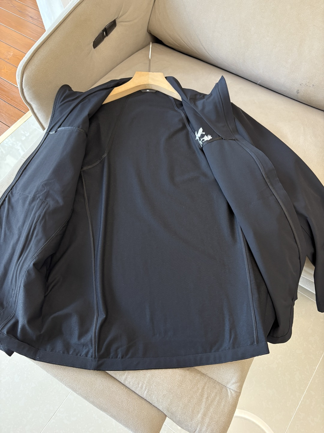 爆款 顶配 Beta SL冲锋衣是一款专为户外探险设计的高性能外套。采用GORE-TEX 面料。具备卓越