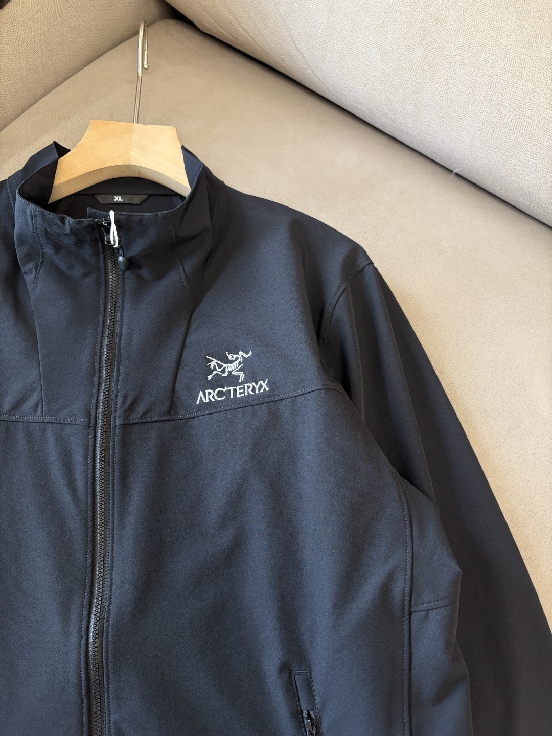 爆款 顶配 Beta SL冲锋衣是一款专为户外探险设计的高性能外套。采用GORE-TEX 面料。具备卓越