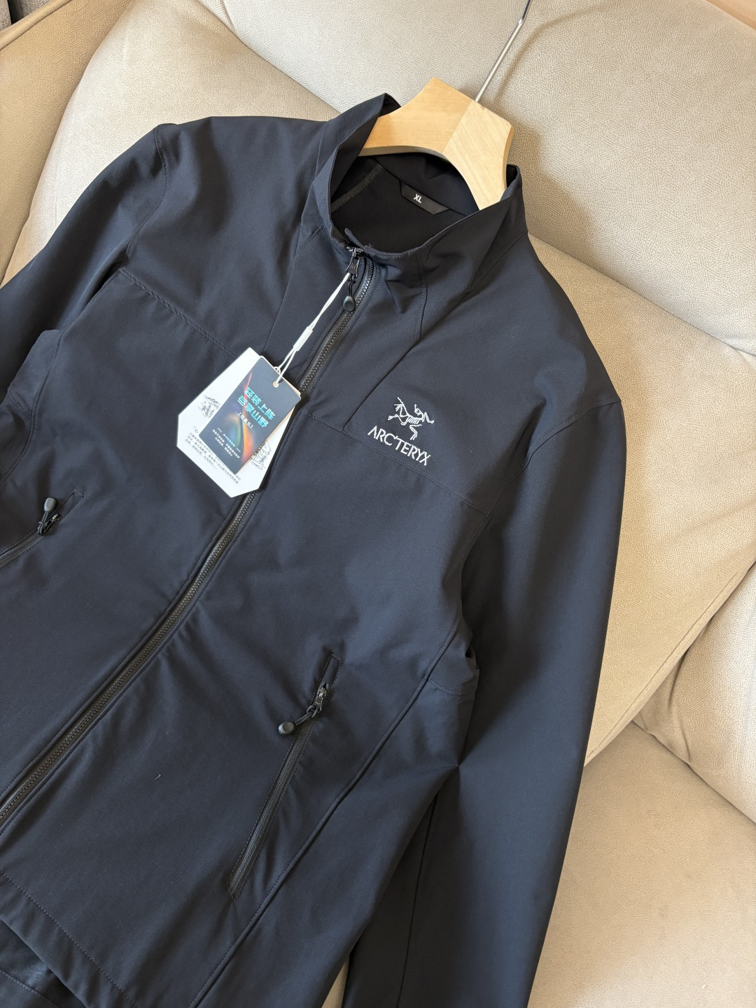 爆款 顶配 Beta SL冲锋衣是一款专为户外探险设计的高性能外套。采用GORE-TEX 面料。具备卓越