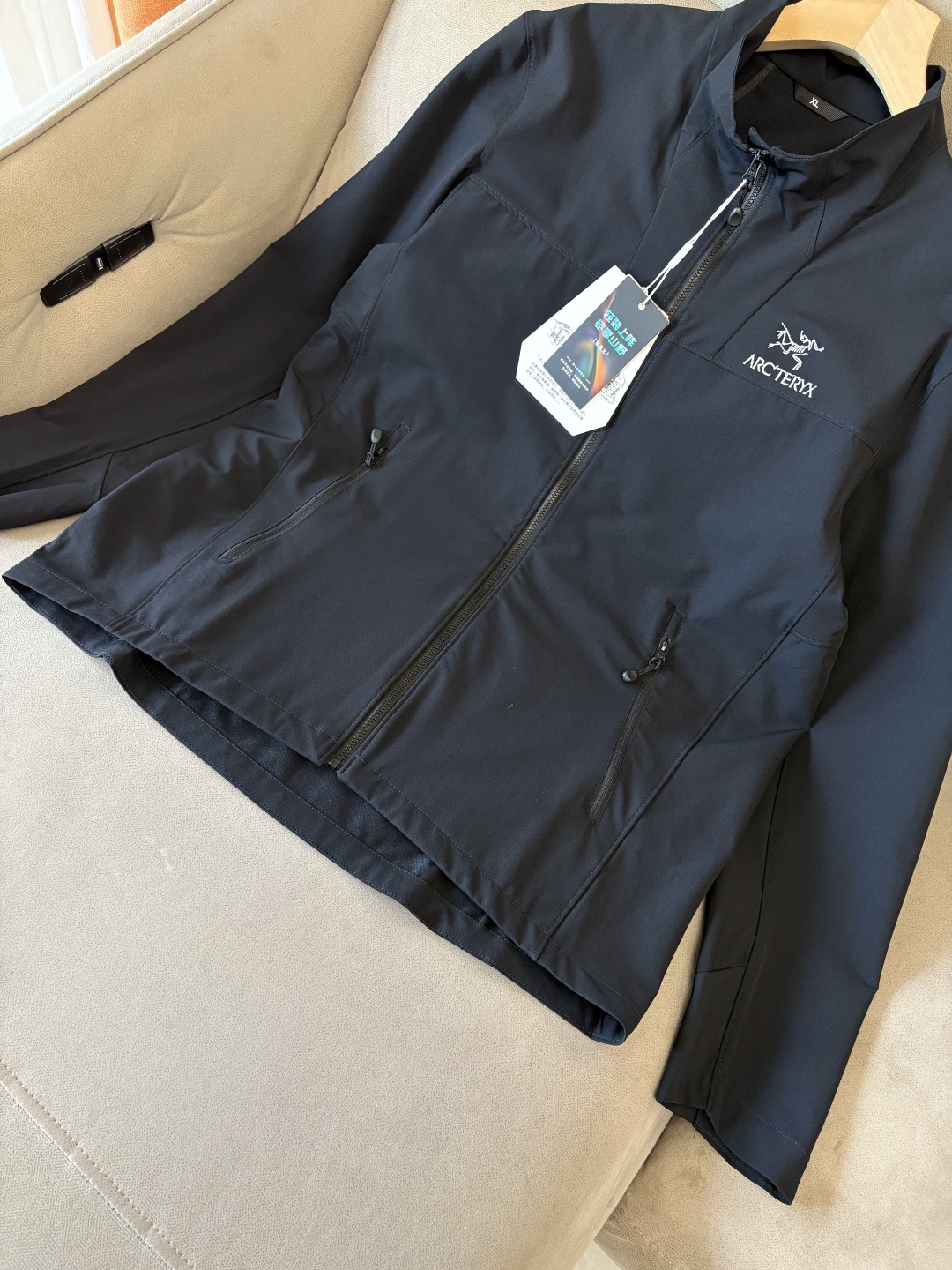 爆款 顶配 Beta SL冲锋衣是一款专为户外探险设计的高性能外套。采用GORE-TEX 面料。具备卓越