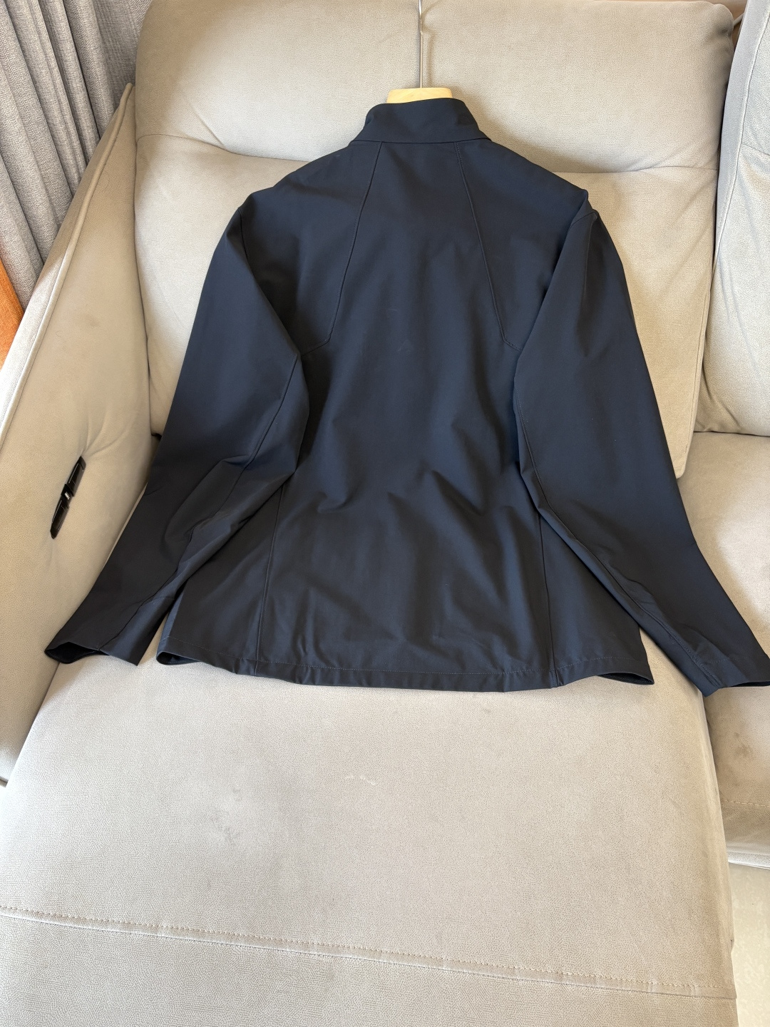 爆款 顶配 Beta SL冲锋衣是一款专为户外探险设计的高性能外套。采用GORE-TEX 面料。具备卓越