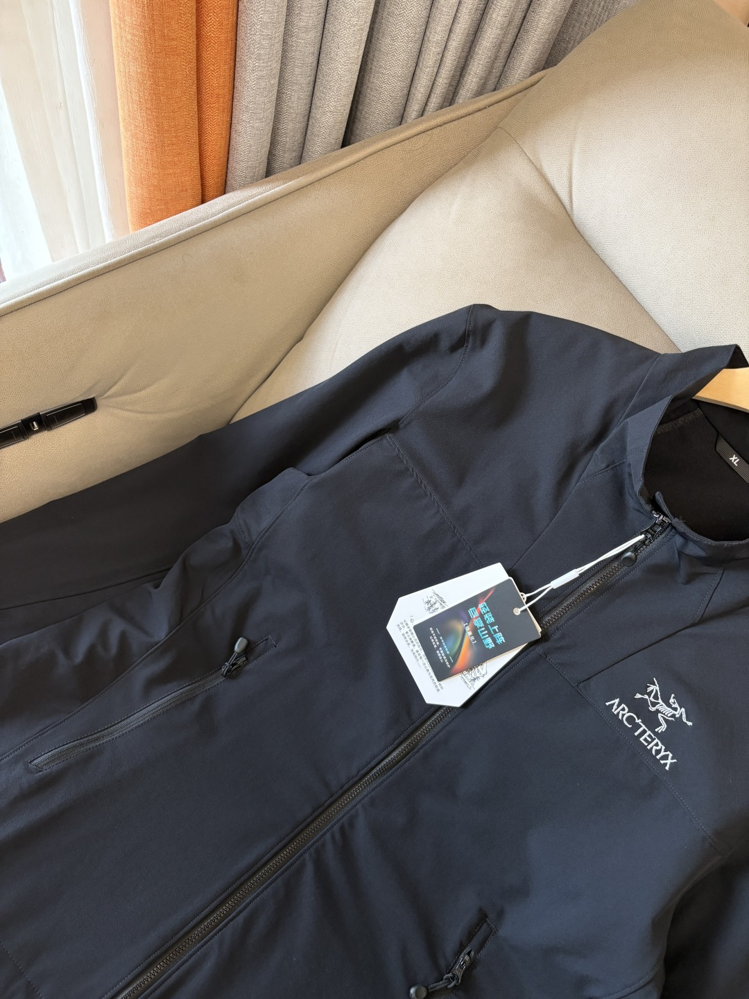 爆款 顶配 Beta SL冲锋衣是一款专为户外探险设计的高性能外套。采用GORE-TEX 面料。具备卓越