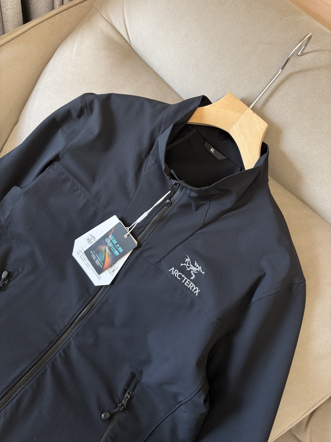 爆款 顶配 Beta SL冲锋衣是一款专为户外探险设计的高性能外套。采用GORE-TEX 面料。具备卓越