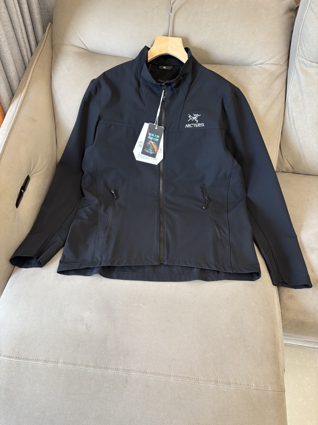 爆款 顶配 Beta SL冲锋衣是一款专为户外探险设计的高性能外套。采用GORE-TEX 面料。具备卓越