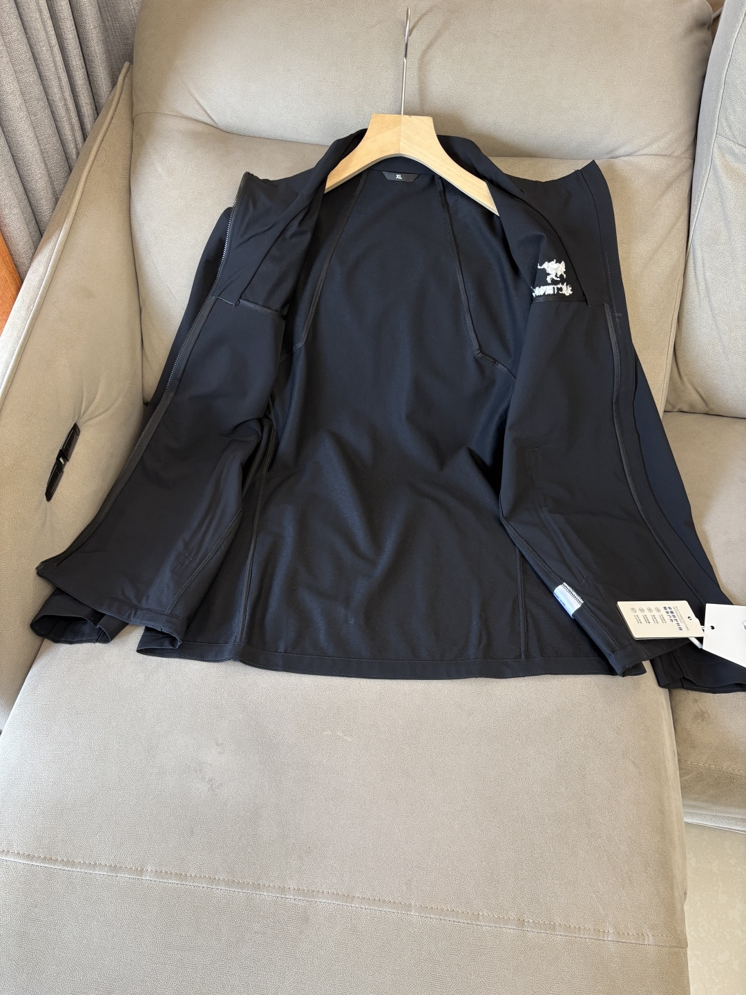 爆款 顶配 Beta SL冲锋衣是一款专为户外探险设计的高性能外套。采用GORE-TEX 面料。具备卓越